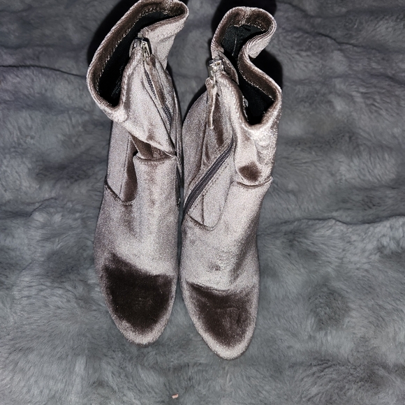Steve Madden (Edit) Size 7.5 Gray Velour Sock Boot - Picture 3 of 12